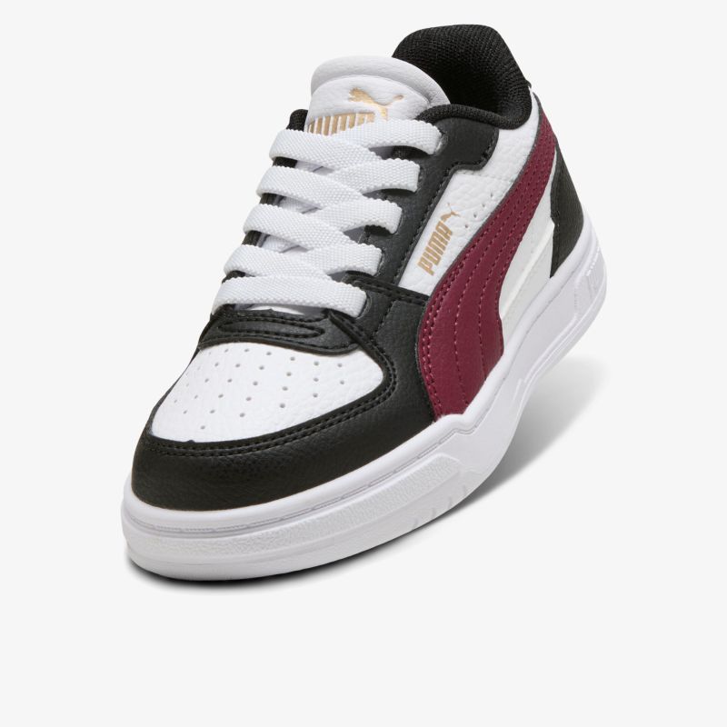 Sportlicher weißer Sneaker mit schwarzen Details, roten Seitenstreifen und Plateau-Sohle, bequeme Schnürung