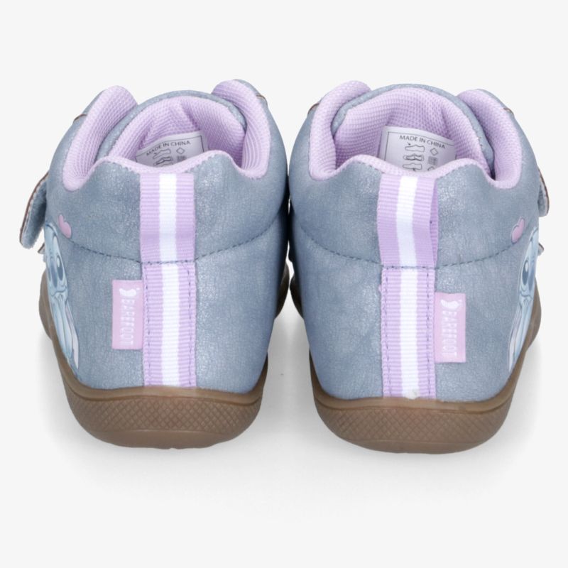 Paar hellblaue Sneaker mit lilafarbenen Streifen, weicher Polsterung, robuster brauner Laufsohle von hinten
