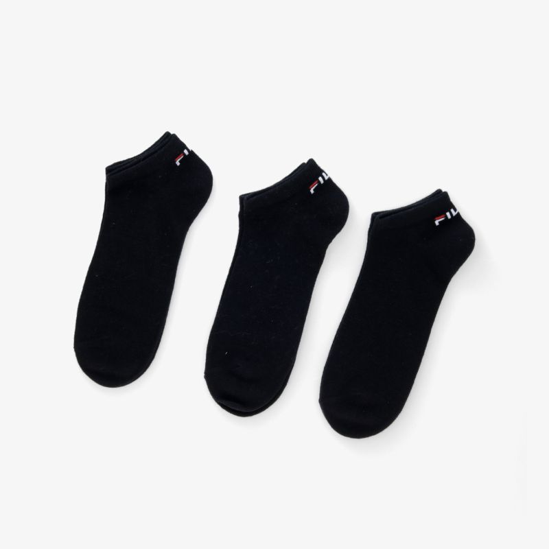 Drei schwarze kurze Socken im 3er Pack liegen nebeneinander, atmungsaktiv und elastisch für hohen Tragekomfort