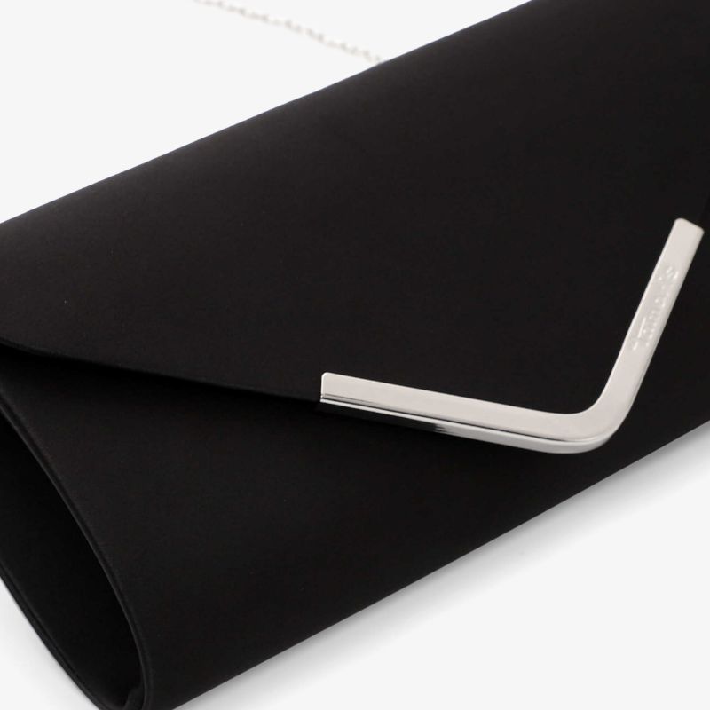 Elegante schwarze Clutch mit stilvollem Metallakzent, perfekt für moderne, anspruchsvolle Anlässe.