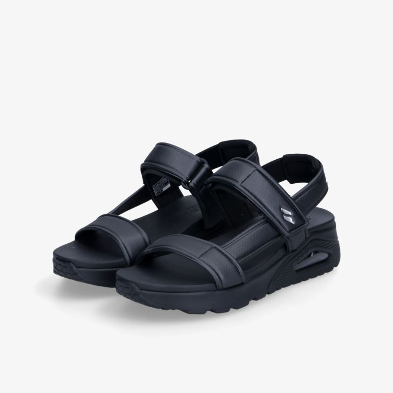 Schwarze sportliche Sandalen mit verstellbaren Klettverschlüssen und robuster, rutschfester Sohle