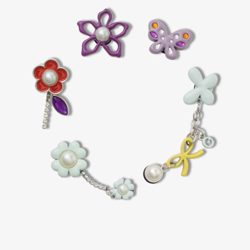 Buntes Armband mit Blumen- und Schmetterlingsanhängern, verziert mit Perlen.