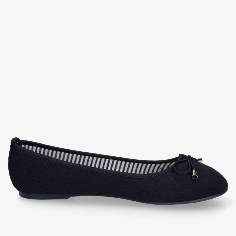 Schwarzer Ballerina Schuh seitliche Ansicht mit Schleife, elegant und bequem für vielseitigen Tragekomfort