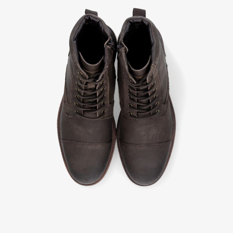 Robuste schwarze Lederschnürstiefel mit gepolstertem Schaft in klarer Draufsicht, modisch und komfortabel
