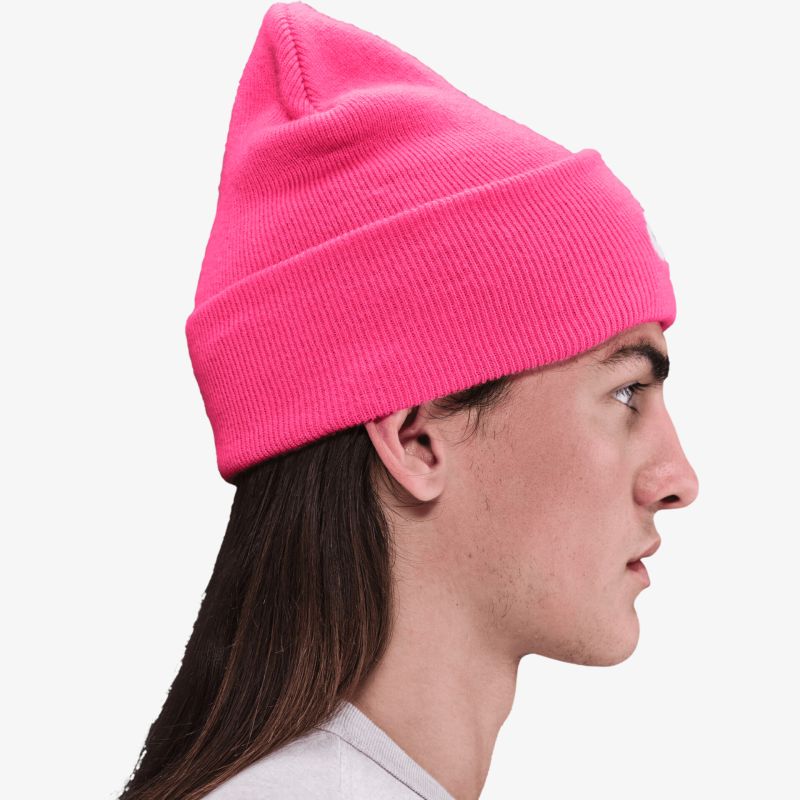 Seitliche Ansicht einer pinken Strickmütze aus weichem Material, modisch und warm für kältere Tage