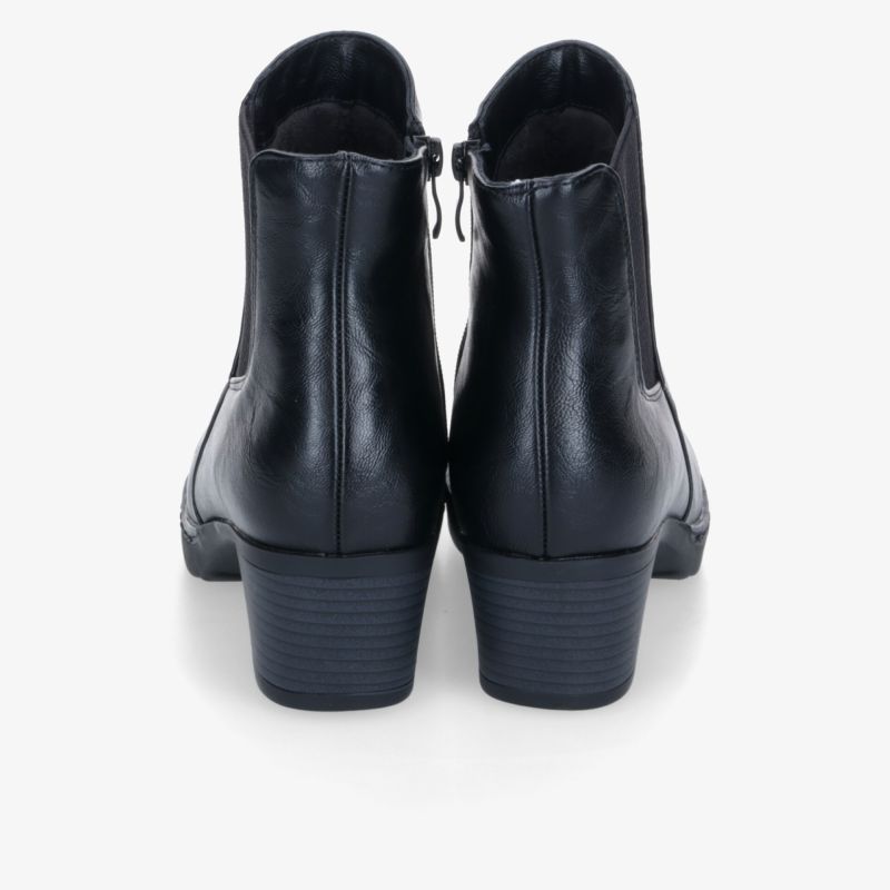 Schwarzes Paar eleganter Stiefeletten aus glattem Material mit stabilem Blockabsatz in klarer Rückansicht