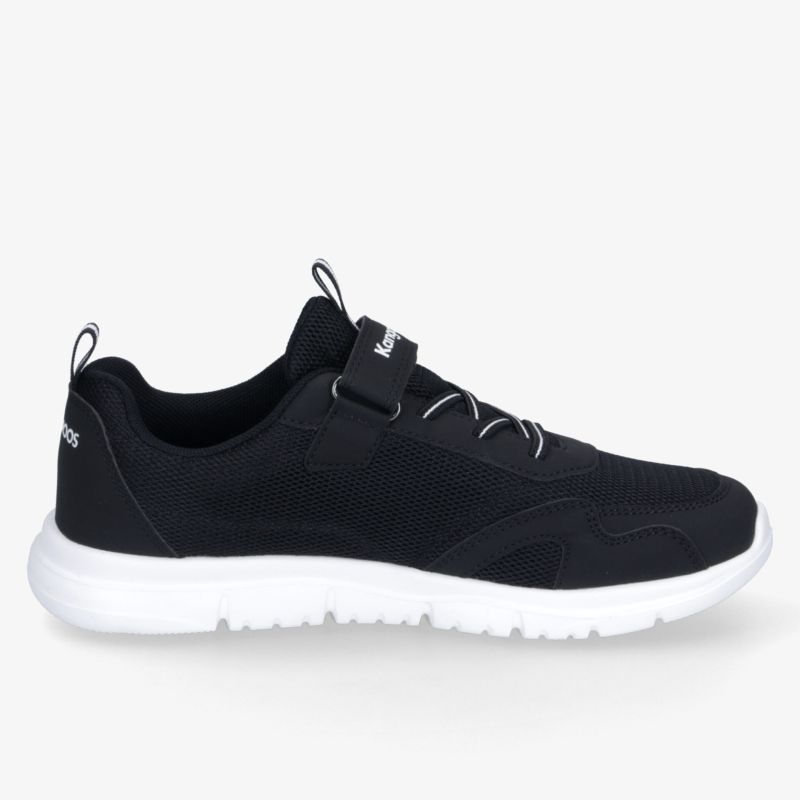 Leichter schwarzer Sneaker mit weißer rutschfester Sohle und sportlichem, flexiblem Material seitlich zu sehen