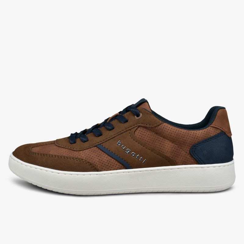 Seitliche Ansicht eines braunen sportlichen Sneakers mit weißer Sohle und dunkelblauen Akzenten, bequem und modisch