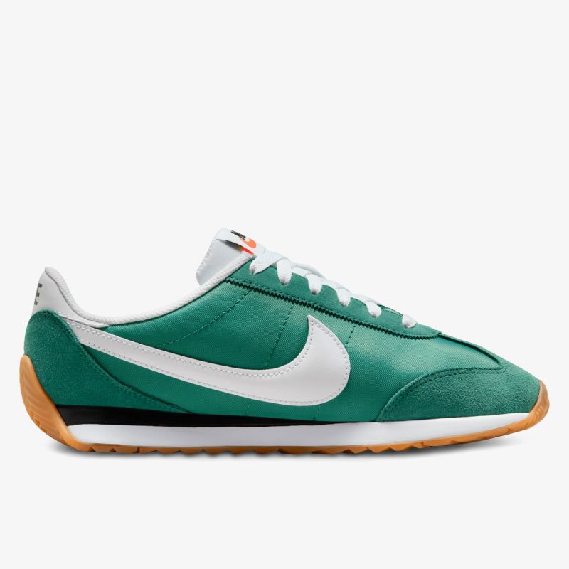 Grüner Sneaker mit weißer Sohle und Schnürung in klarer seitlicher Ansicht, sportlich und bequem