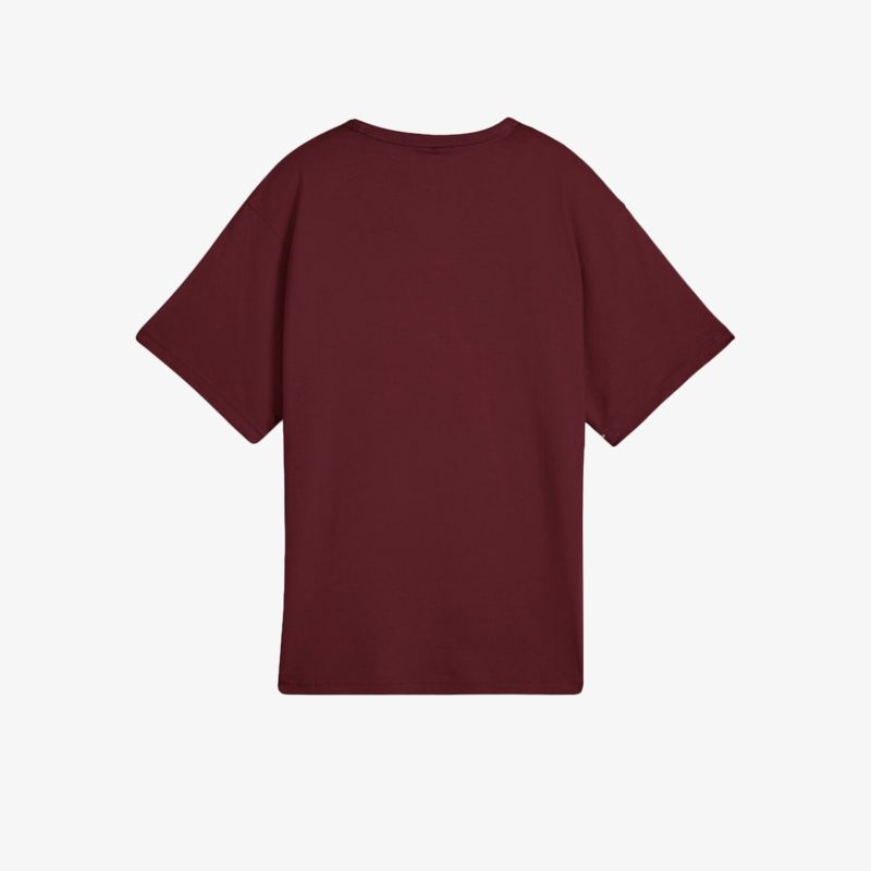 Rückenansicht eines bordeauxroten T-Shirts mit kurzen Ärmeln und klassischem, bequemem Schnitt