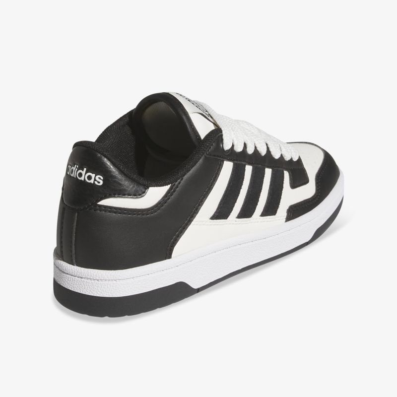 Schwarz-weißer Sneaker mit markantem Design, robustem Material und bequemem Sitz in schräger Rückansicht