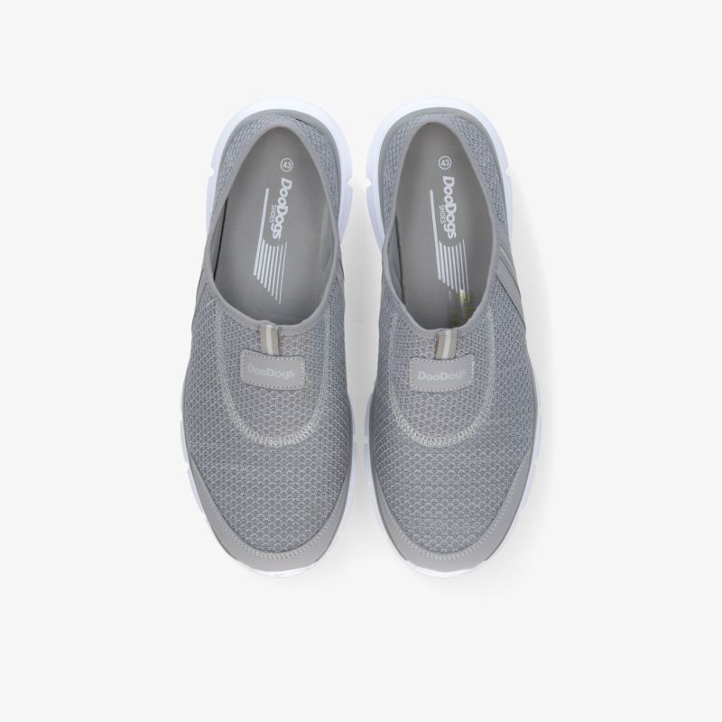 Leichte graue Sneaker im Paar, atmungsaktives Material und flexible Sohle bieten hohen Komfort und sportliches Design