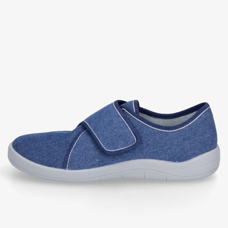 Blauer bequemer Schuh in seitlicher Ansicht mit praktischem Klettverschluss, weicher Passform und flexibler Sohle