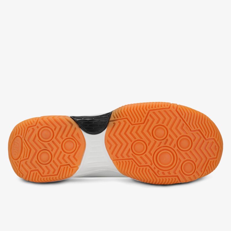 Robuste orangefarbene Sohlenansicht mit rutschfestem Profil für optimalen Halt und Komfort