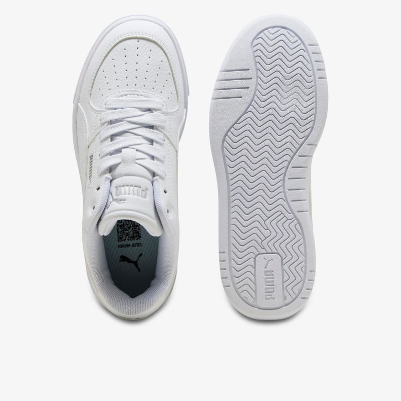 Weiße Sneaker mit atmungsaktivem Obermaterial und rutschfester Gummisohle für hohen Tragekomfort