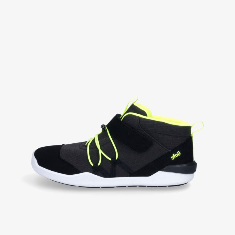 Moderner leichter Sneaker mit neonfarbenen Schnürsenkeln und bequemer Passform in seitlicher Ansicht