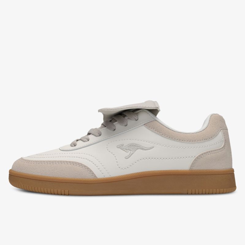 Moderner leichter Sneaker mit strapazierfähiger rutschfester Sohle und komfortabler Passform in Seitenansicht