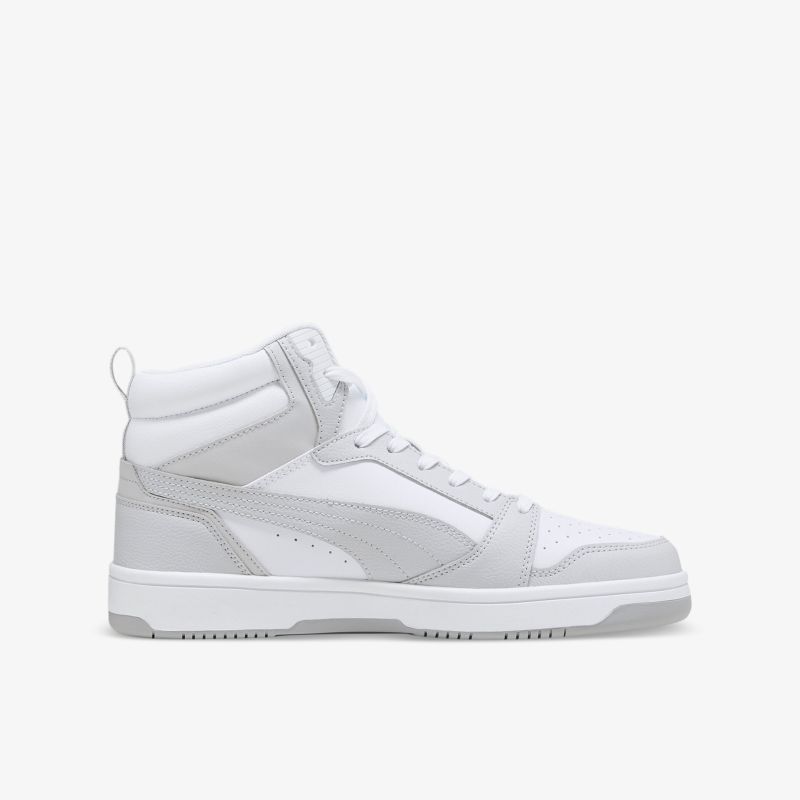 Moderner, weißer Sneaker in klarer Seitenansicht mit hoher Stabilität und ergonomischem Design