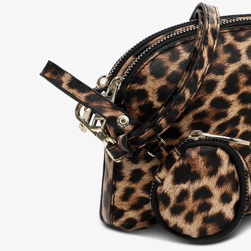 Detailaufnahme einer stilvollen Tasche mit auffälligem Leopardenmuster und einem runden Reißverschluss