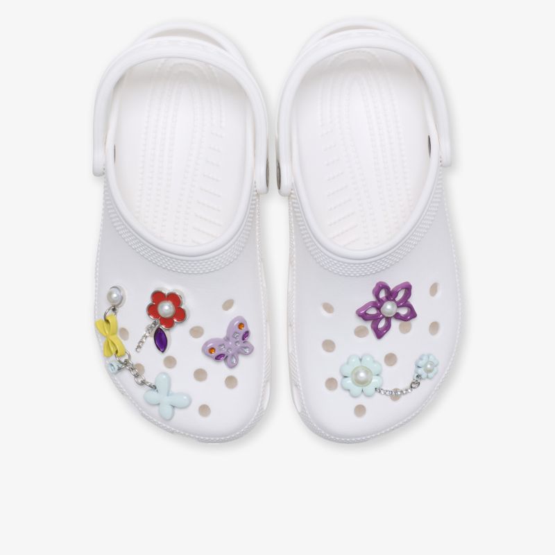 Bequeme Pantoletten mit bunten Blumenakzenten und rutschfestem Design für vielseitigen Komfort.