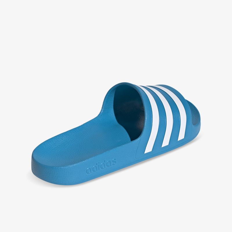 Blauer Badeschlappen mit weißen Streifen, rutschfest und bequem, ideal für Freizeit und Alltag