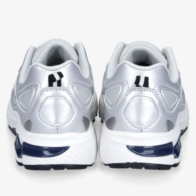 Rückansicht von modernen Sportschuhen in Silber mit blauen Akzenten und robuster, rutschfester Sohle