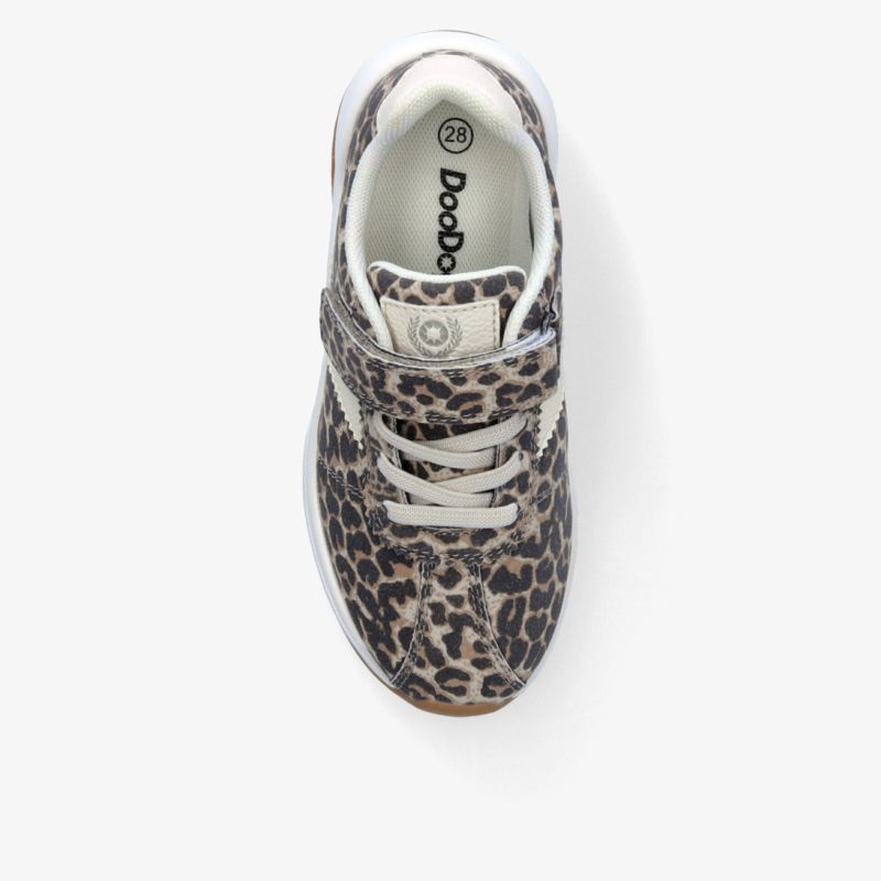 Modischer Sneaker mit Leopardenmuster und Klettverschluss aus der Vogelperspektive.