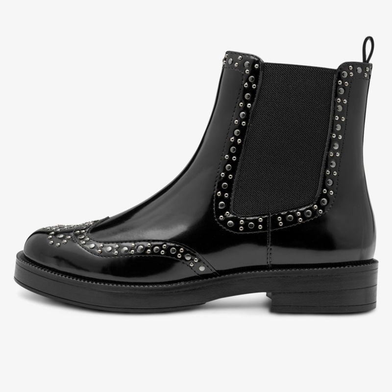Schwarzer Chelsea-Boot aus Glattleder mit verzierenden Nieten und elastischen Seiteneinsätzen, seitliche Ansicht