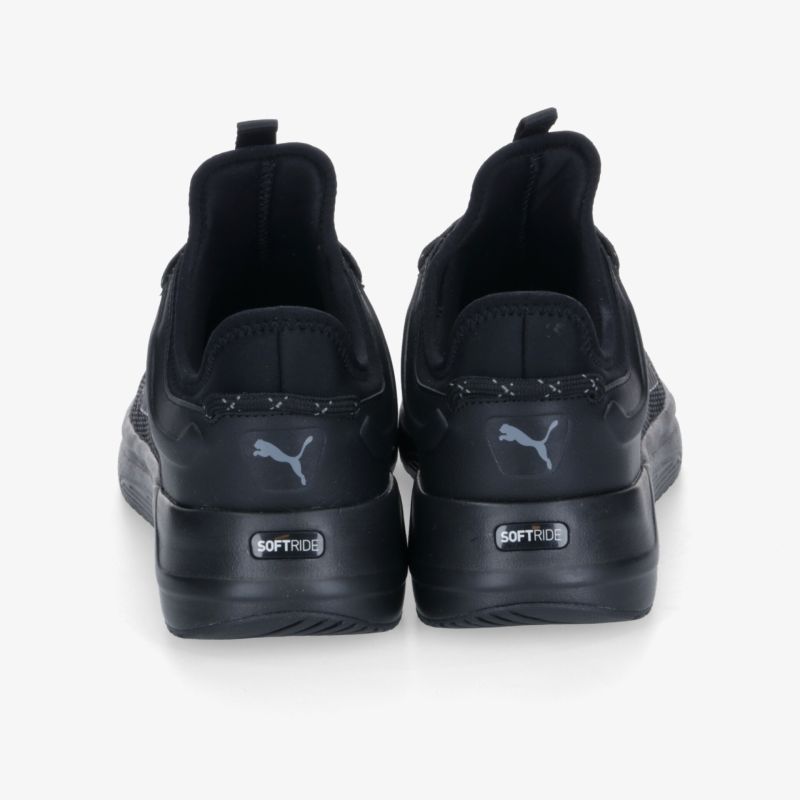 Rückansicht von robusten, atmungsaktiven Puma Sportschuhen mit gepolstertem Schuhausrand und rutschfester Sohle