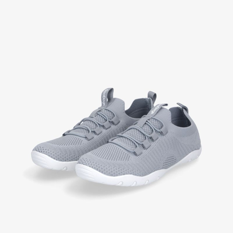 Leichte graue Sneaker mit flexiblem, atmungsaktivem Material und rutschfester weißer Sohle im Paar