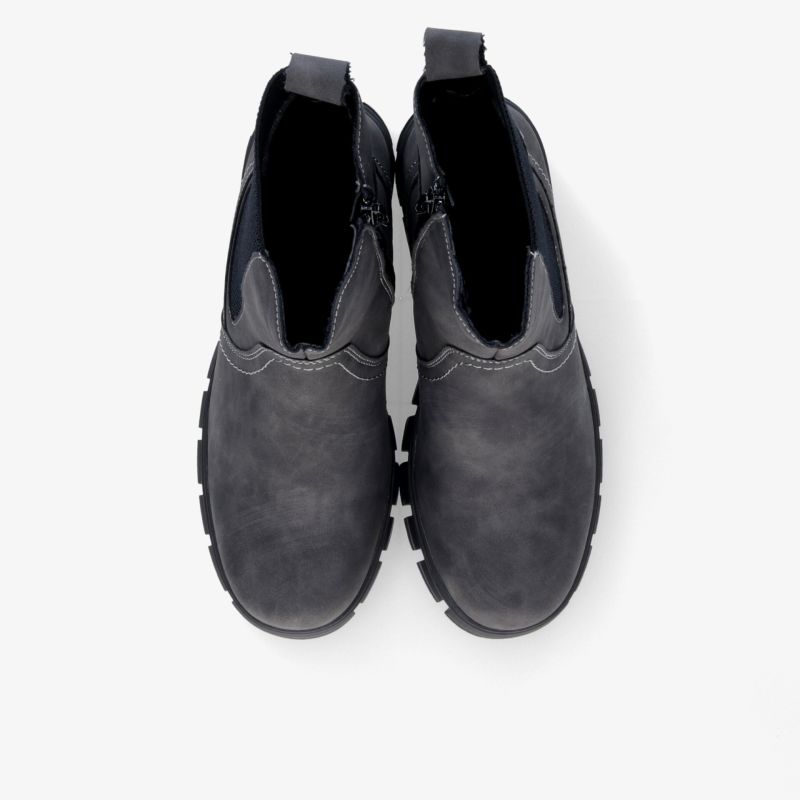 Paar graue und schwarze Schlupfstiefel in Draufsicht mit weicher Oberfläche, elastischen Einsätzen und profilierter Sohle