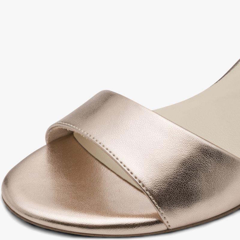 Offener Schuh mit glänzendem metallischem Riemen aus glattem Leder, elegantes und schlichtes Design