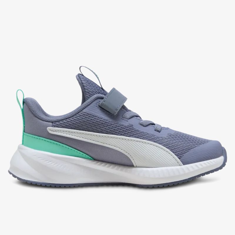 Seitliche Ansicht eines leichten, atmungsaktiven Sportschuhs mit bequemer Passform und rutschfester Sohle