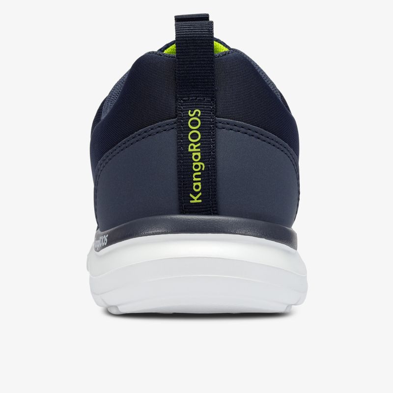 Rückansicht eines sportlichen Schuhs mit leichter, weißer Sohle und gepolstertem Einstieg für optimalen Komfort