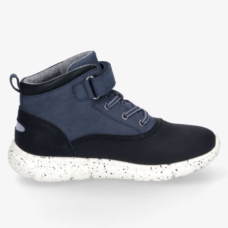 Moderner blauer Sneaker mit weißer Sohle, gepolsterter Schaft und stabiler Schnürung für hohen Tragekomfort
