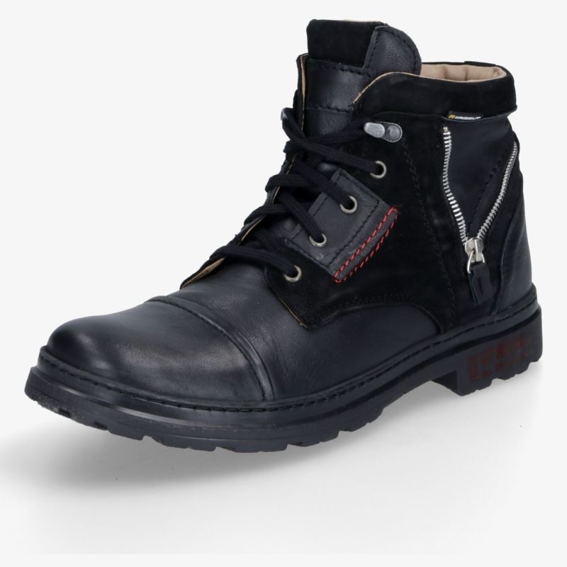 Schwarzer Lederstiefel mit Schnürung, Reißverschluss, markanter Profilsohle und robustem Design in schräger Frontansicht