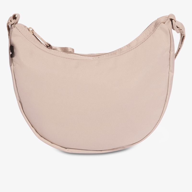 Schlicht designte, elegante Halbmondtasche mit softem Material und praktischem Trageriemen für vielseitigen Gebrauch