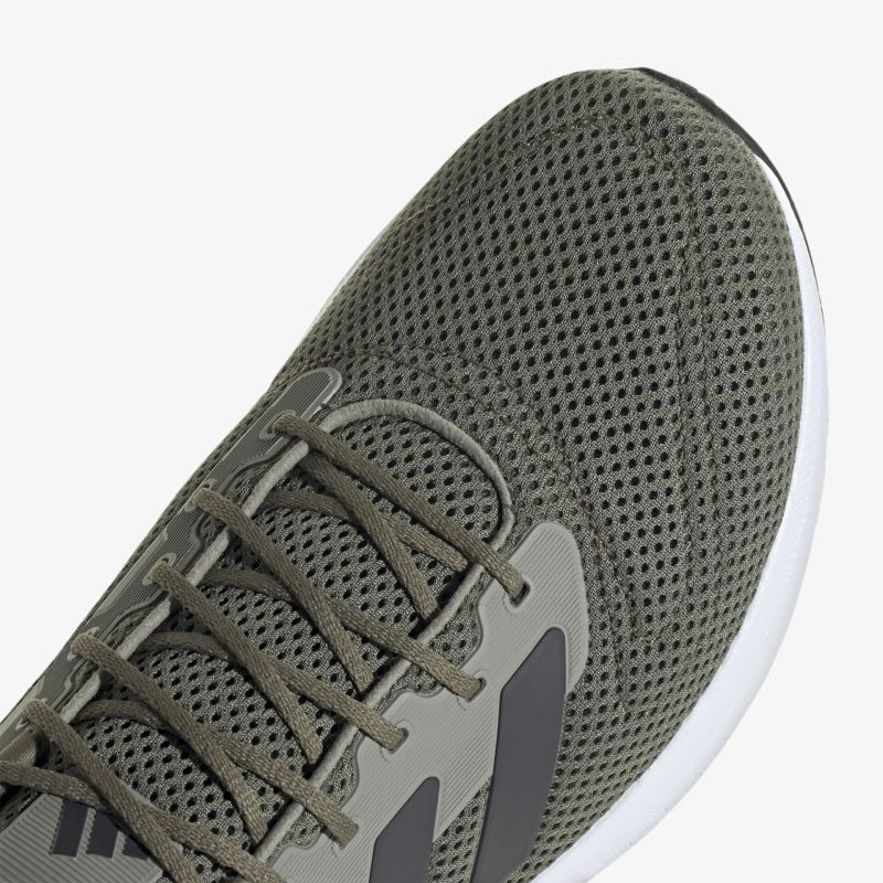 Sportlicher Sneaker mit atmungsaktivem Mesh-Obermaterial und rutschfester Sohle für optimalen Komfort.