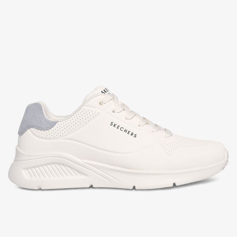 Stylischer Sneaker aus weißem Leder mit bequemer Passform und luftdurchlässigem Obermaterial.