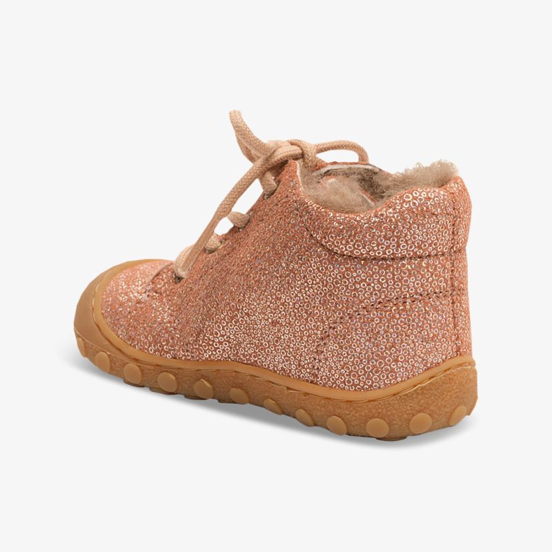 Seitliche Ansicht eines warm gefütterten robusten Schuhs mit flexibler Schnürung und rutschfester Sohle