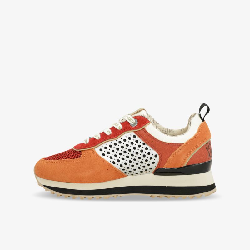 Seitenansicht eines sportlichen, komfortablen und atmungsaktiven Sneakers in Orange und Weiß mit stabiler Profilsohle