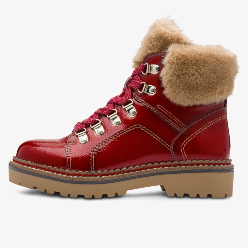 Seitenansicht rote Stiefelette mit warmem Fellkragen und robustem Blockabsatz, modische Nahtdetails sichtbar