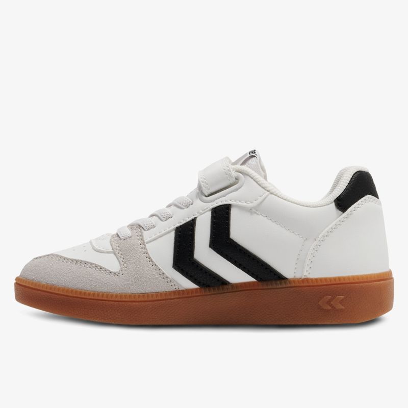 Moderner Sneaker mit robustem Design und rutschfester Sohle.