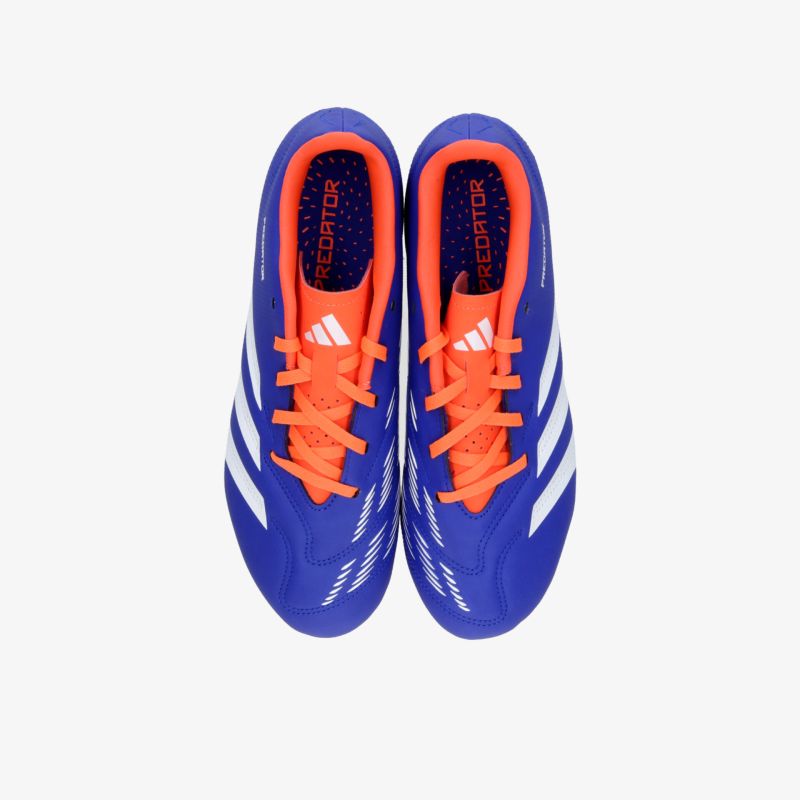 Leichte blaue Sportschuhe mit leuchtend orangefarbenen Schnürsenkeln und weißer Markierung in Draufsicht