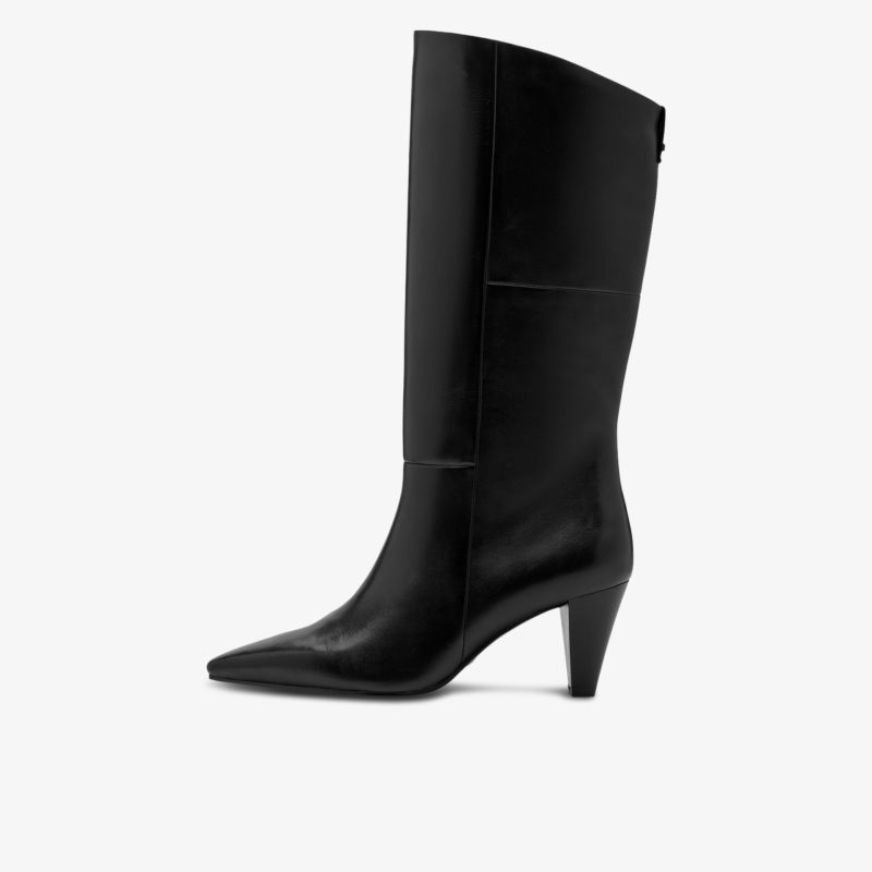 Eleganter schwarzer Stiefel mit spitzer Zehenpartie und mittelhohem Absatz aus glattem Material seitlich sichtbar