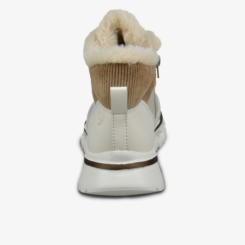 Rückansicht eines gut gefütterten Schuhs mit komfortabler Passform und rutschfester Sohle für kaltes Wetter