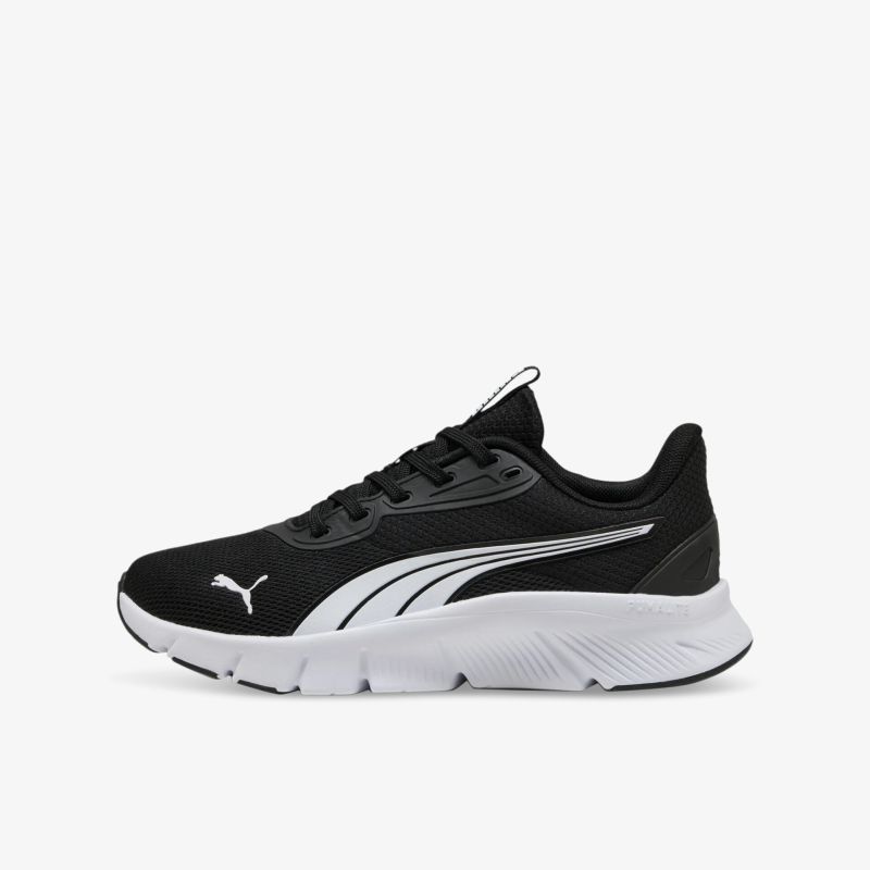 Leichter schwarzer Laufschuh mit gedämpfter Sohle und sportlichem Design in klarer Seitenansicht