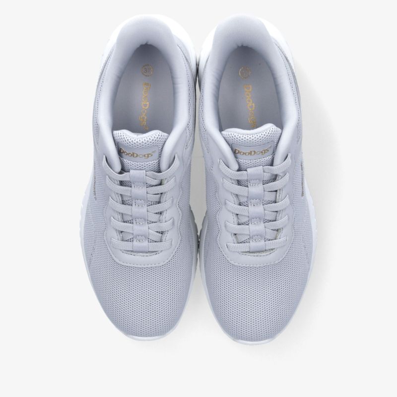 Sportliche graue Sneaker im Paar aus leichter, atmungsaktiver und komfortabler Materialkombination mit flexibler Sohle