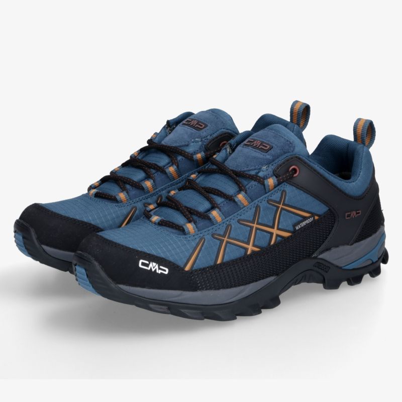 Paar robuste blaue Trekkingschuhe mit Schnürung, griffiger Sohle und gepolstertem Schaft in schräger Ansicht