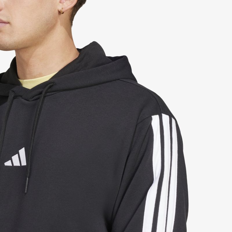 Detailaufnahme eines schwarzen adidas Hoodies mit weißem Dreistreifen-Logo am Ärmel und Kapuze